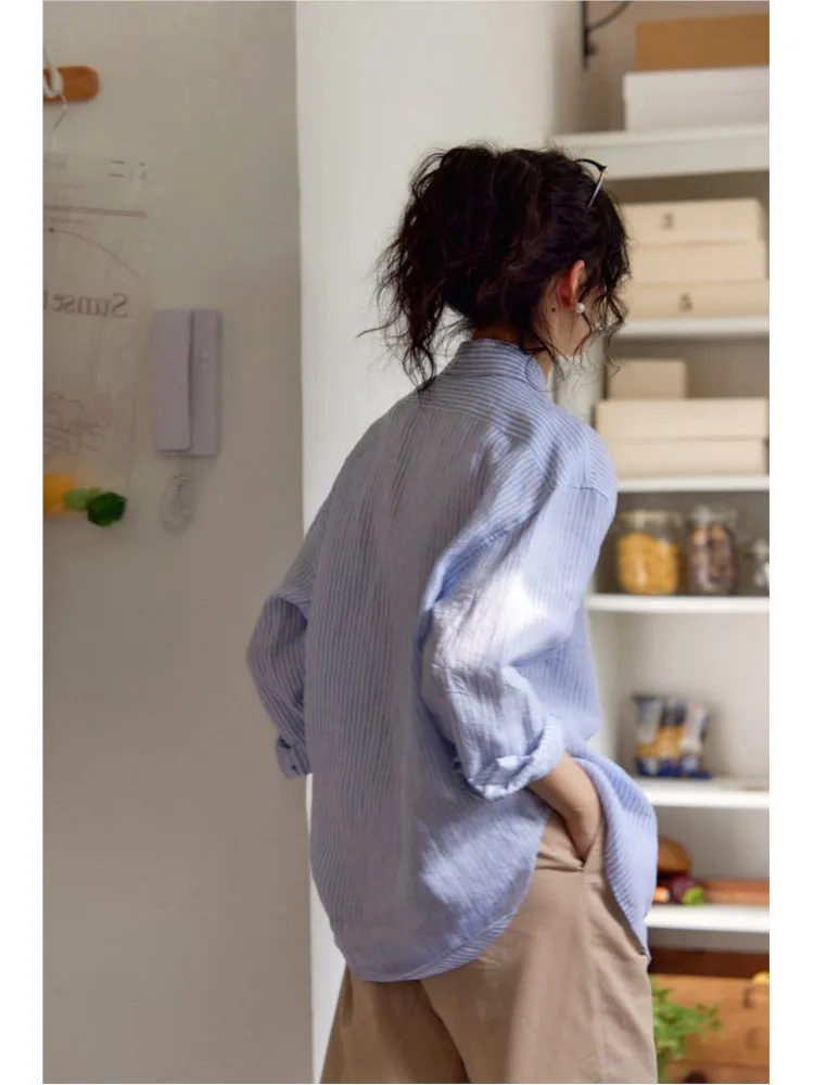 Льняная полосатая рубашка в ленивом стиле с вышивкой смайлика и длинными