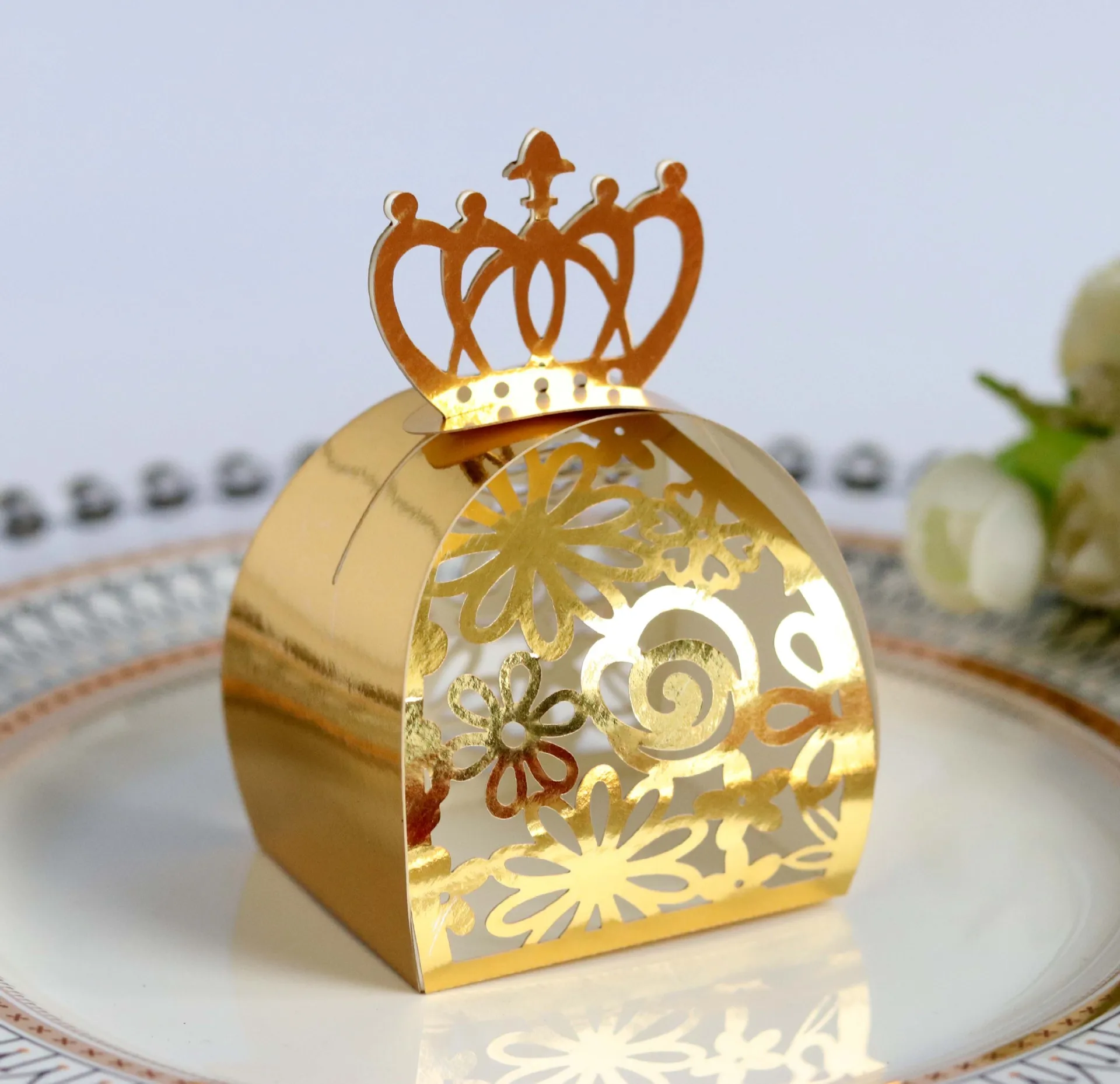 

50pcs/lot Gold Wedding Party Favor Box Gift Bags Rose Laser Cut Hollow Candy Dragee Baptism Chocolate Packaging Box Paper Box