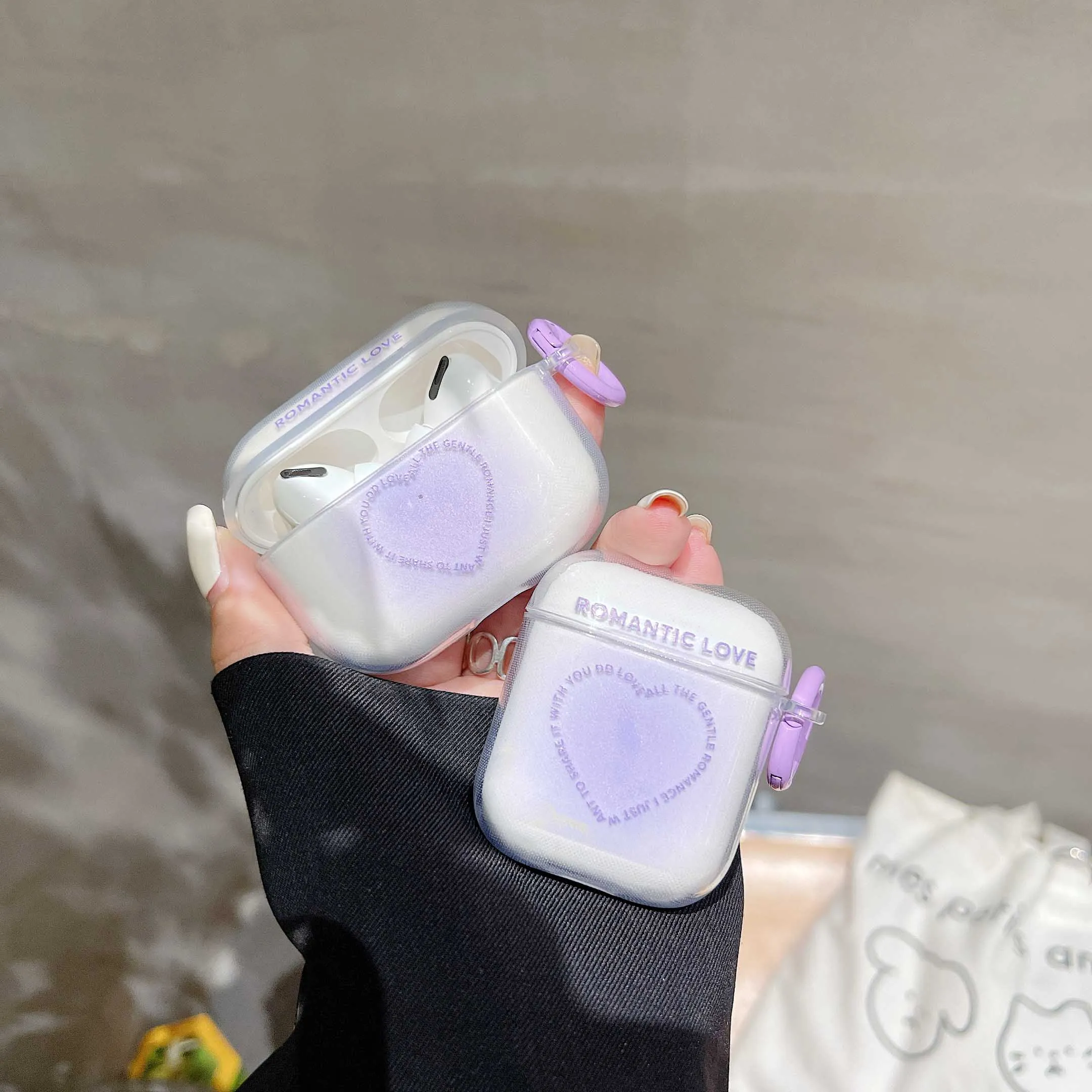 

Яркий цветной брелок в форме сердца для airpods 1 2 3