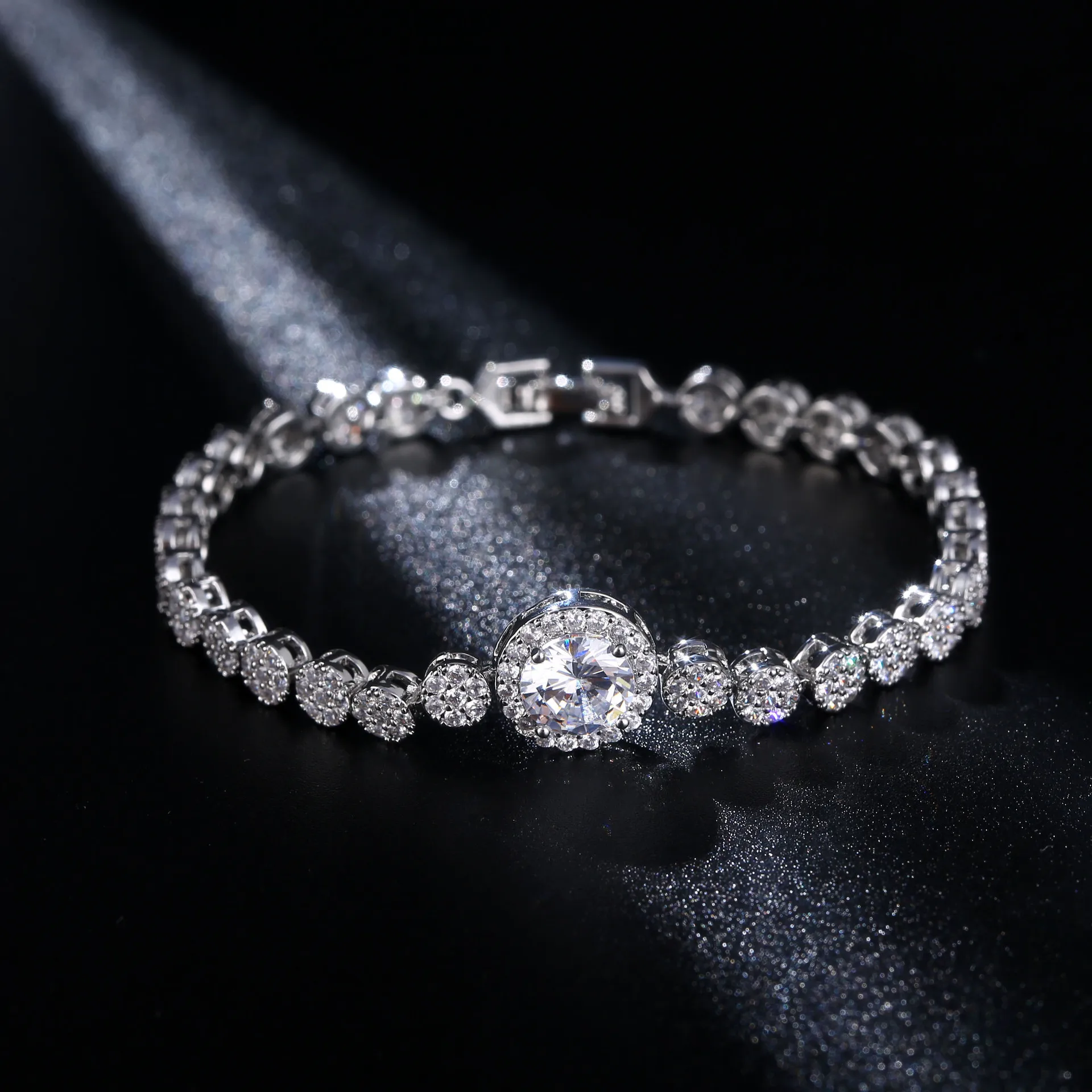 

2022 New Arrival Luxury Round Bracelet Bangle for Women Anniversary Gift Jewelry Wholesale S7210