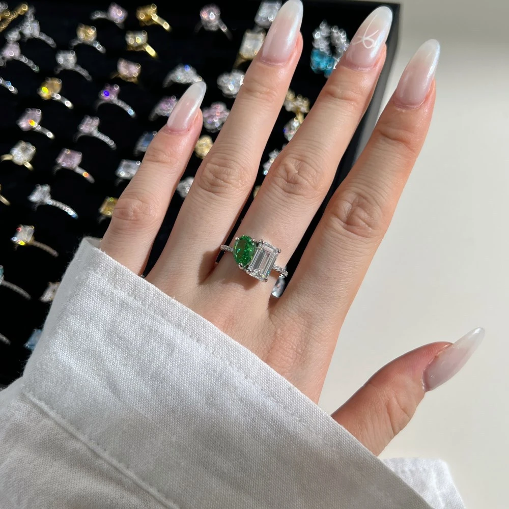 Женское кольцо из серебра 100% пробы с изумрудом