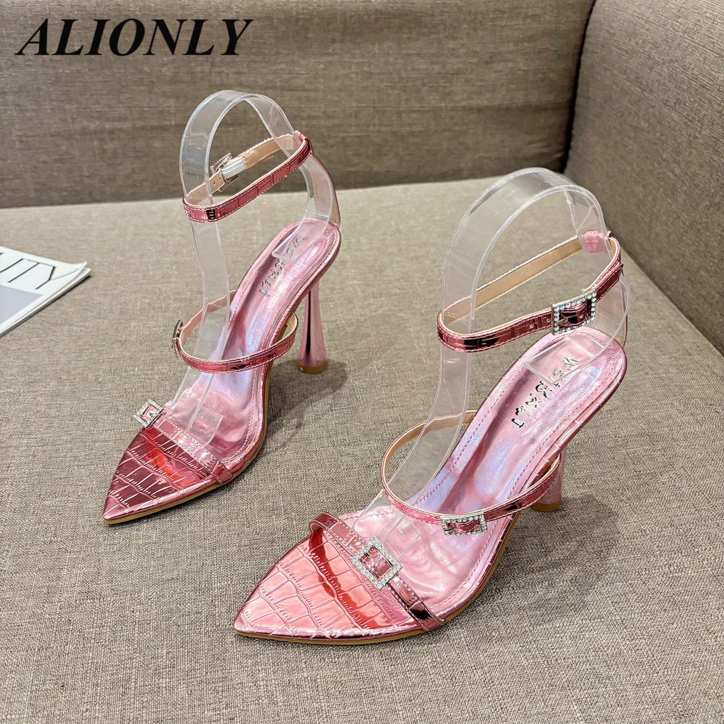 Женские босоножки с заклепками и ремешком на пряжке открытым носком