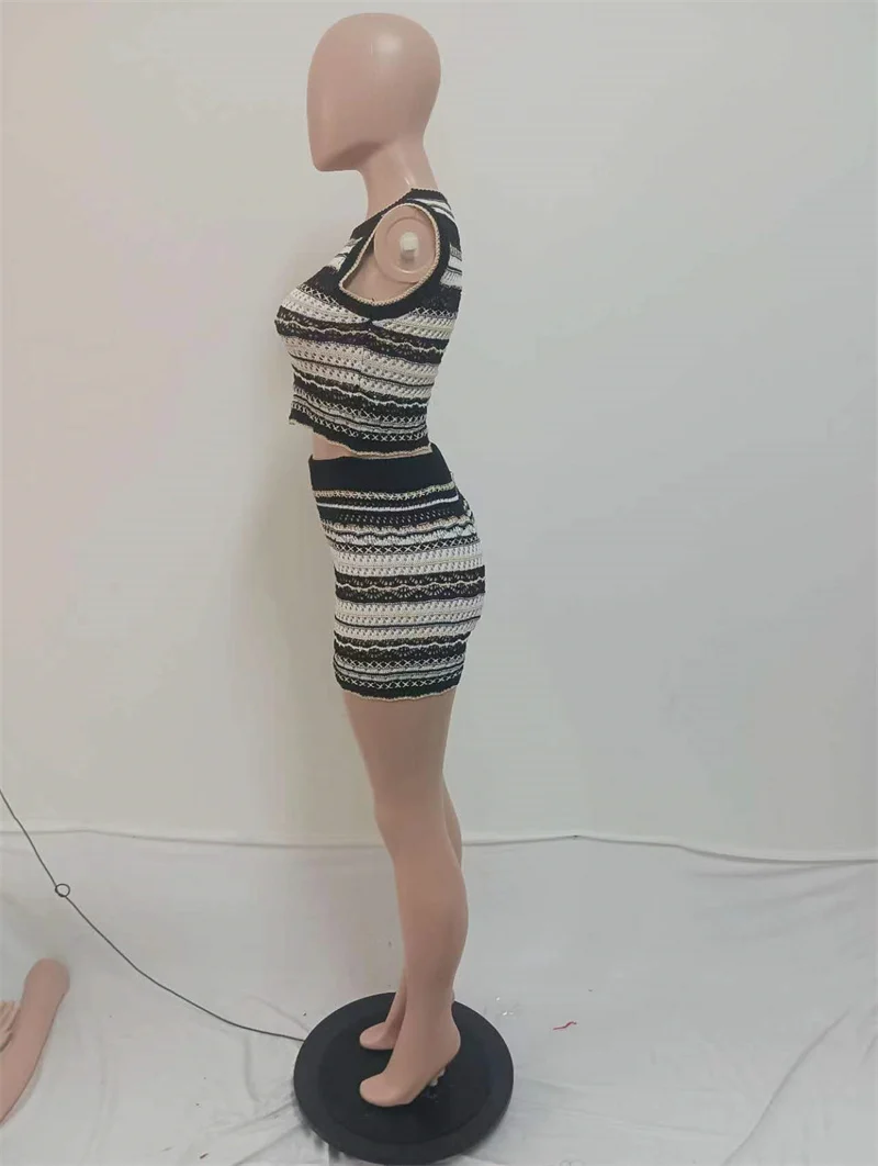 Женский трикотажный комплект из 2-х предметов короткий топ без рукавов и шорты в