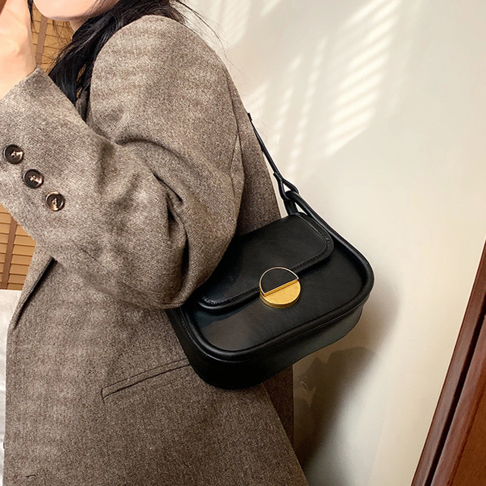 

Women's Underarm Bag Plain Gold Round Lock Flip Up Adjustable Strap Simple Style Shoulder Bag
