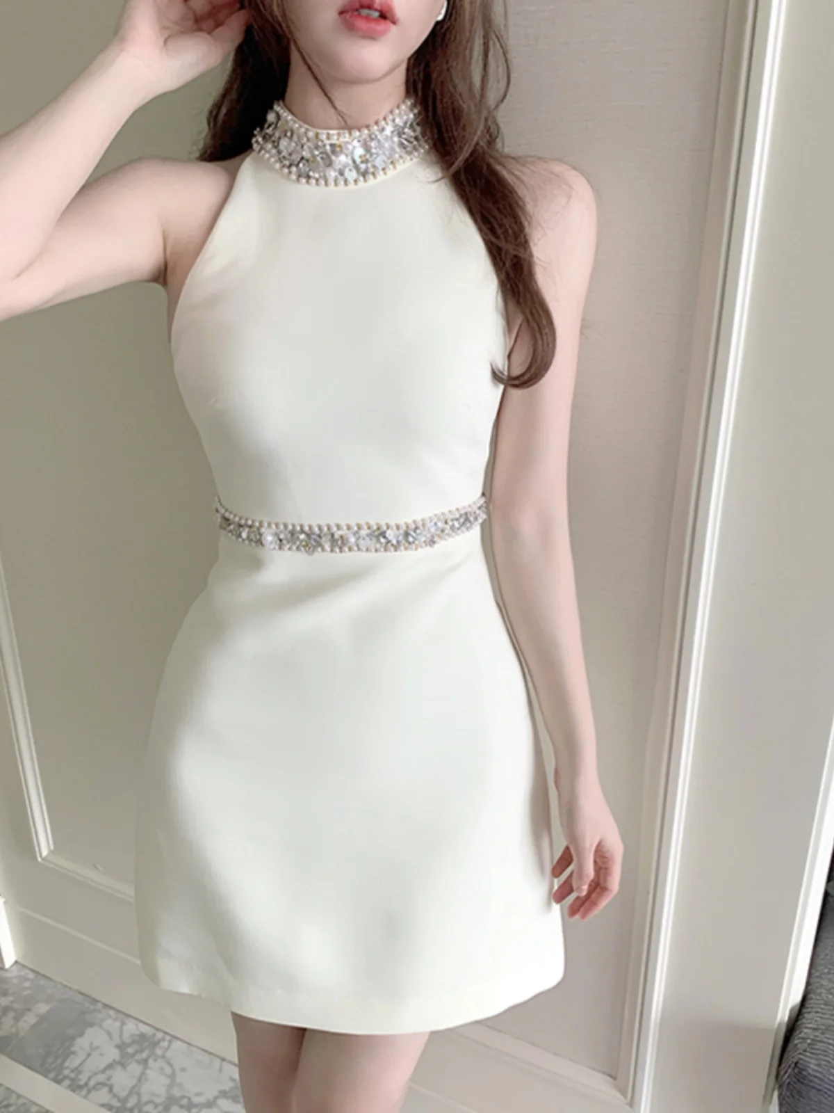 Картина Shiya French sle 2024 новое платье с подвесным вырезом и бусинами светское