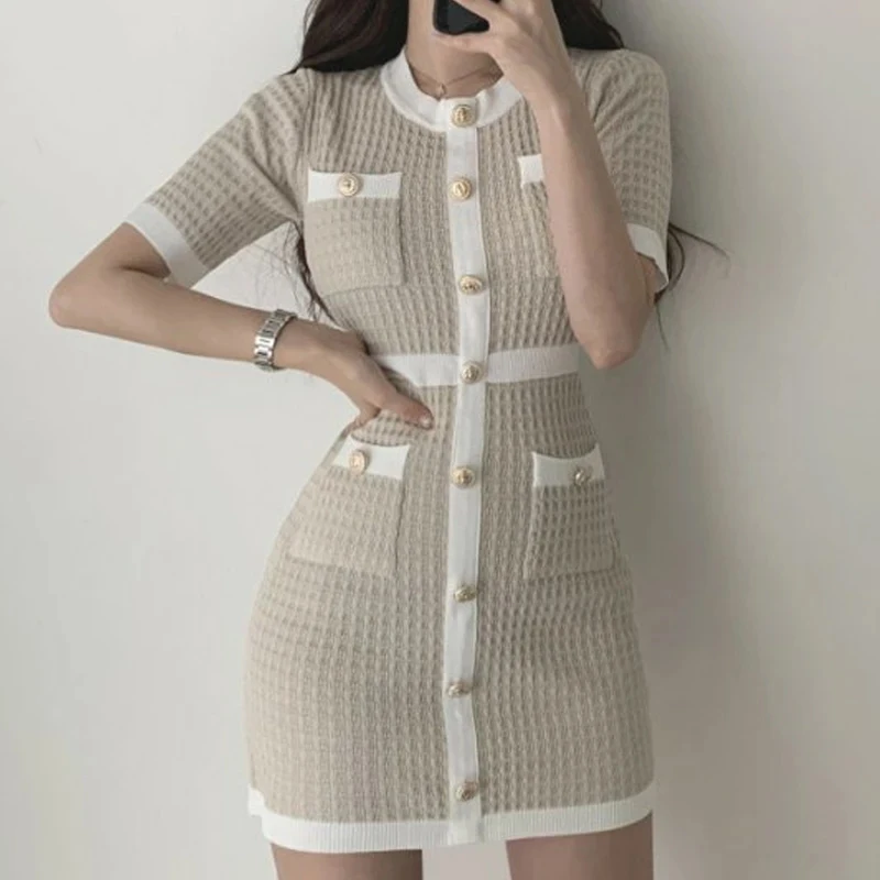 Женское мини-платье с вырезами на пуговицах