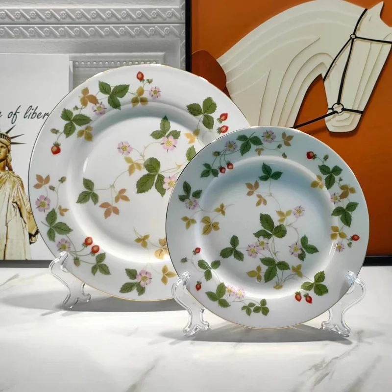 

Delicate wild strawberry pattern bone china dessert fruit dish in two gift boxes white dinner plates dinnerware set
