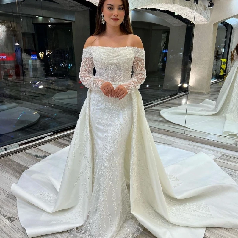 Платье свадебное атласное с открытыми плечами длинными рукавами и юбкой-годе