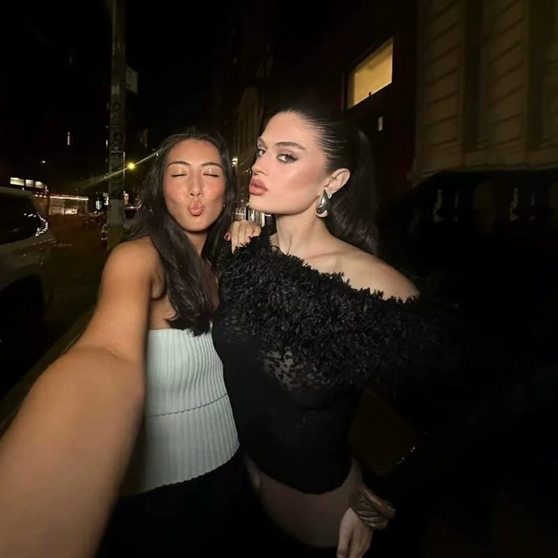 Зима 2024 новый продукт элегантный топ на одно плечо с волосатым зрелым принтом и