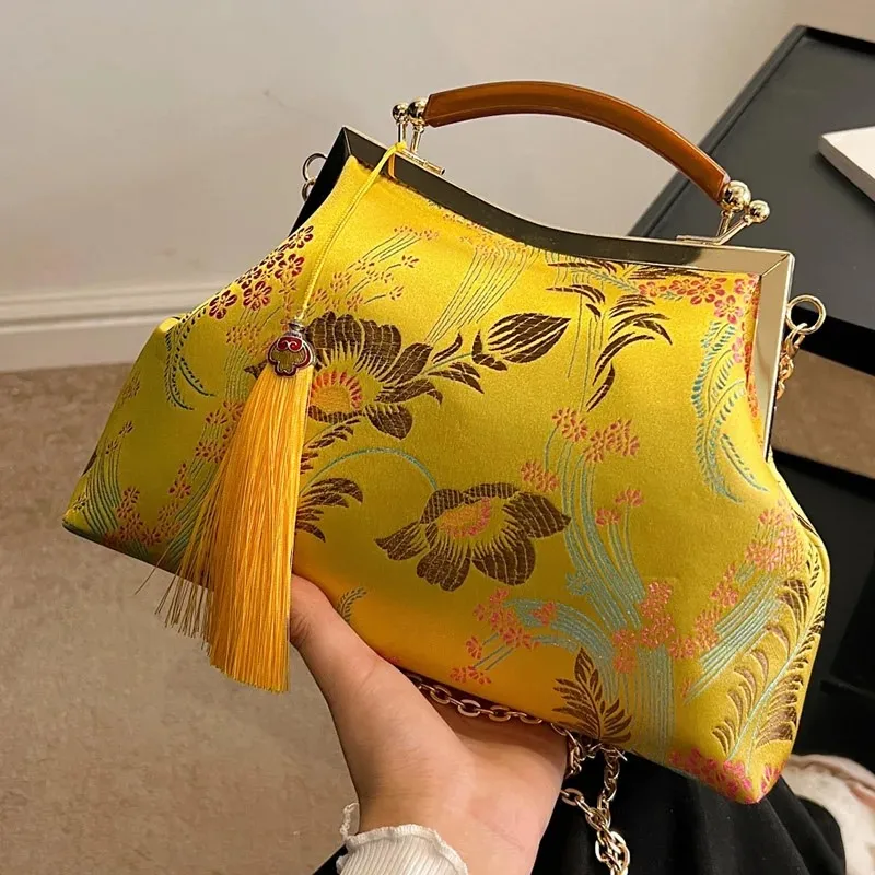 

2024 New Brand Women Chain Shoulder Bags Flowers Tassel Crossbody Bags Beige Gold Pink Handbags And Purses Retro Lock Shell Clip