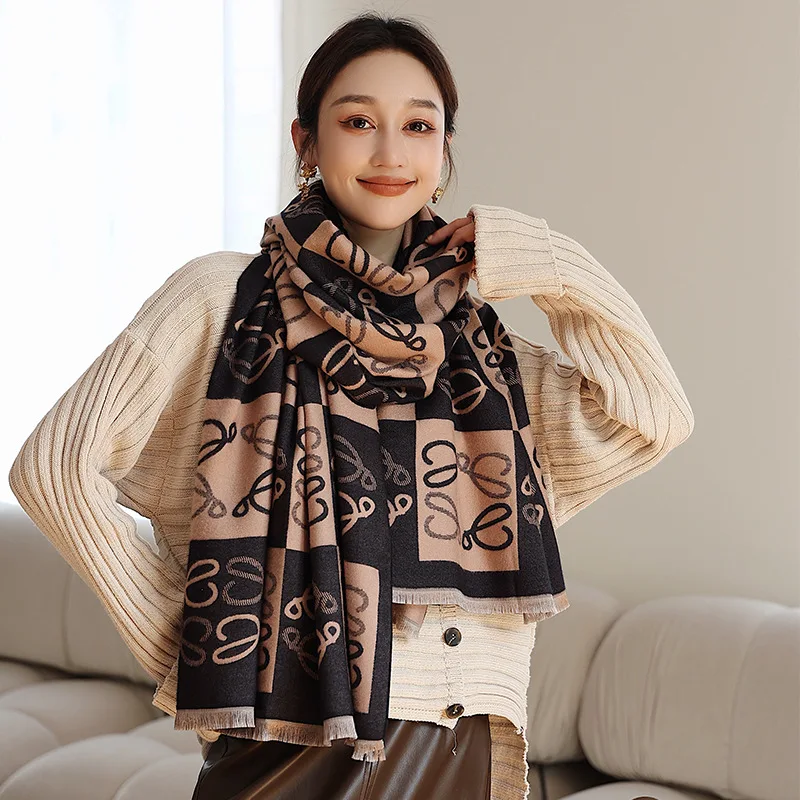 

Classic Geometric Print Female Cashmere Scarf Retro Larger Pashmina Shawls Student Neckerchief Bufanda Winter Scarf with Tassel