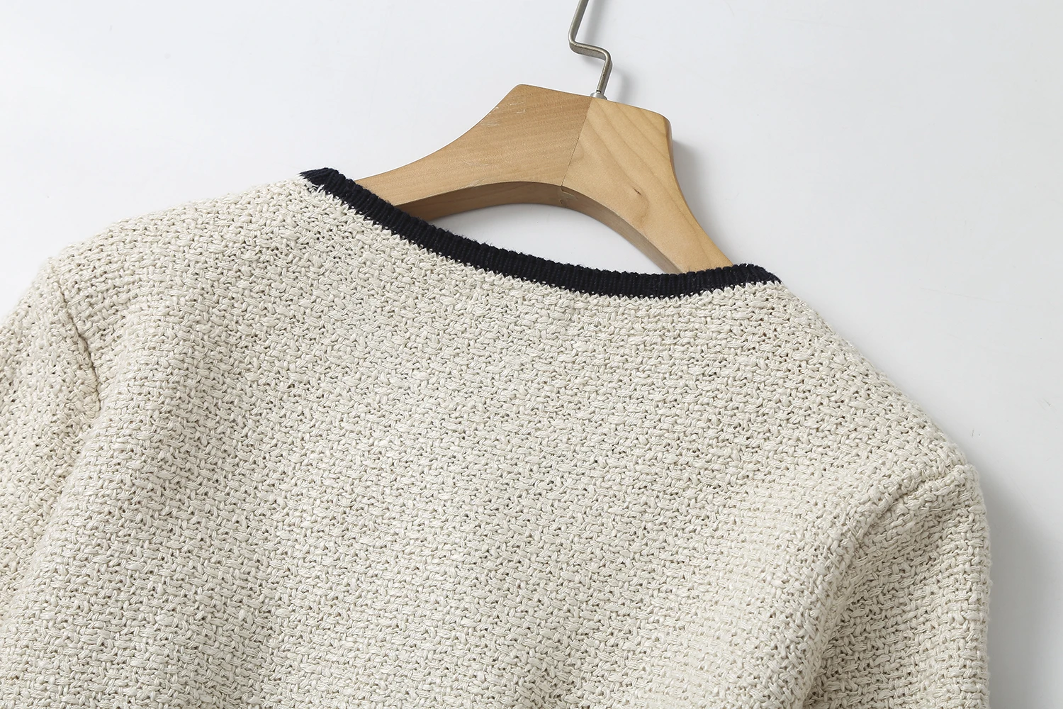 Женский короткий свитер с V-образным вырезом