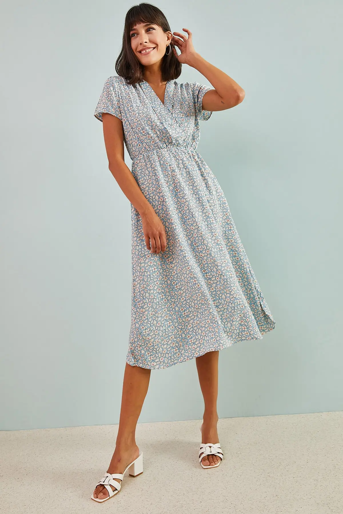 

Женское двубортное платье с лацканами