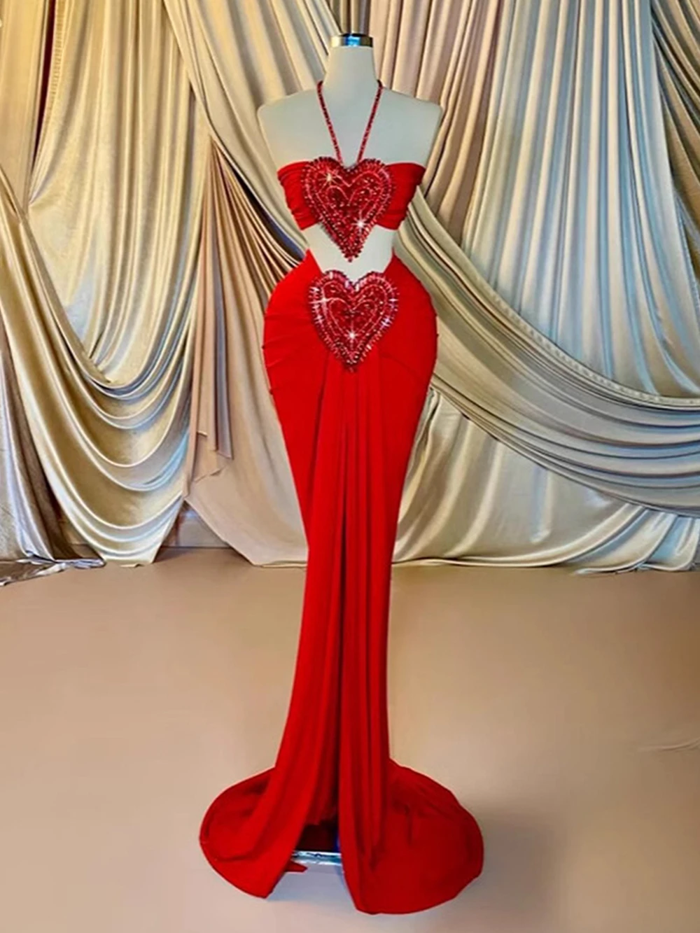 Укороченный топ с лямкой на шее и длинная юбка комплект из двух предметов