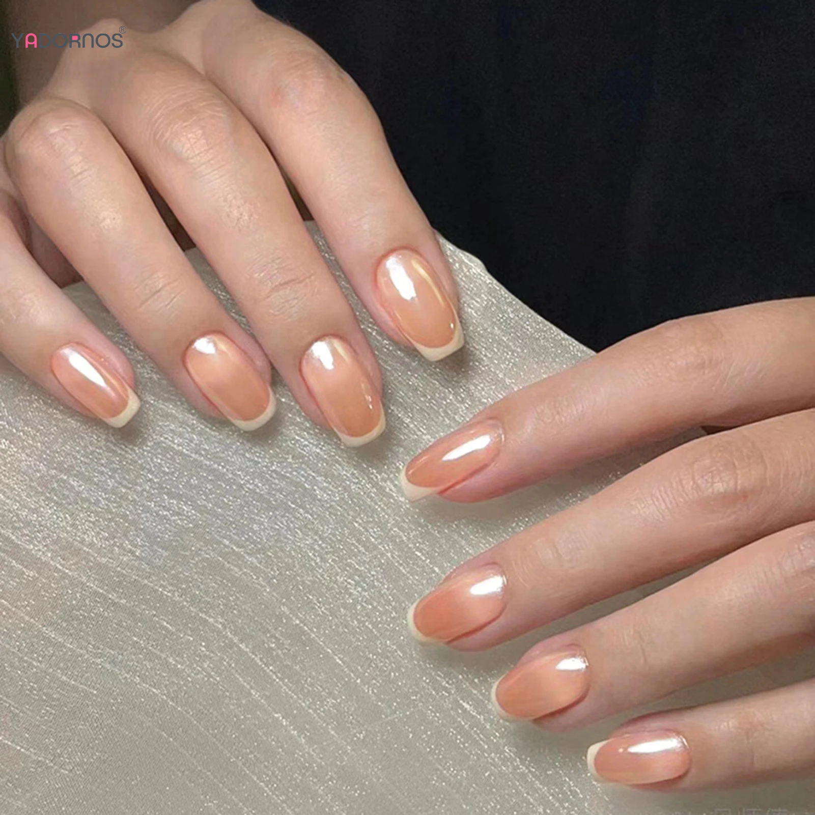 Белые накладные ногти во французском стиле с короткой квадратной головкой