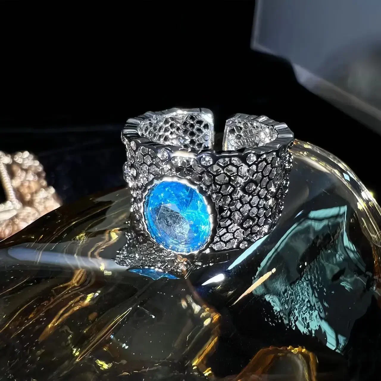 

Retro brilliant sapphire starry hollow ring