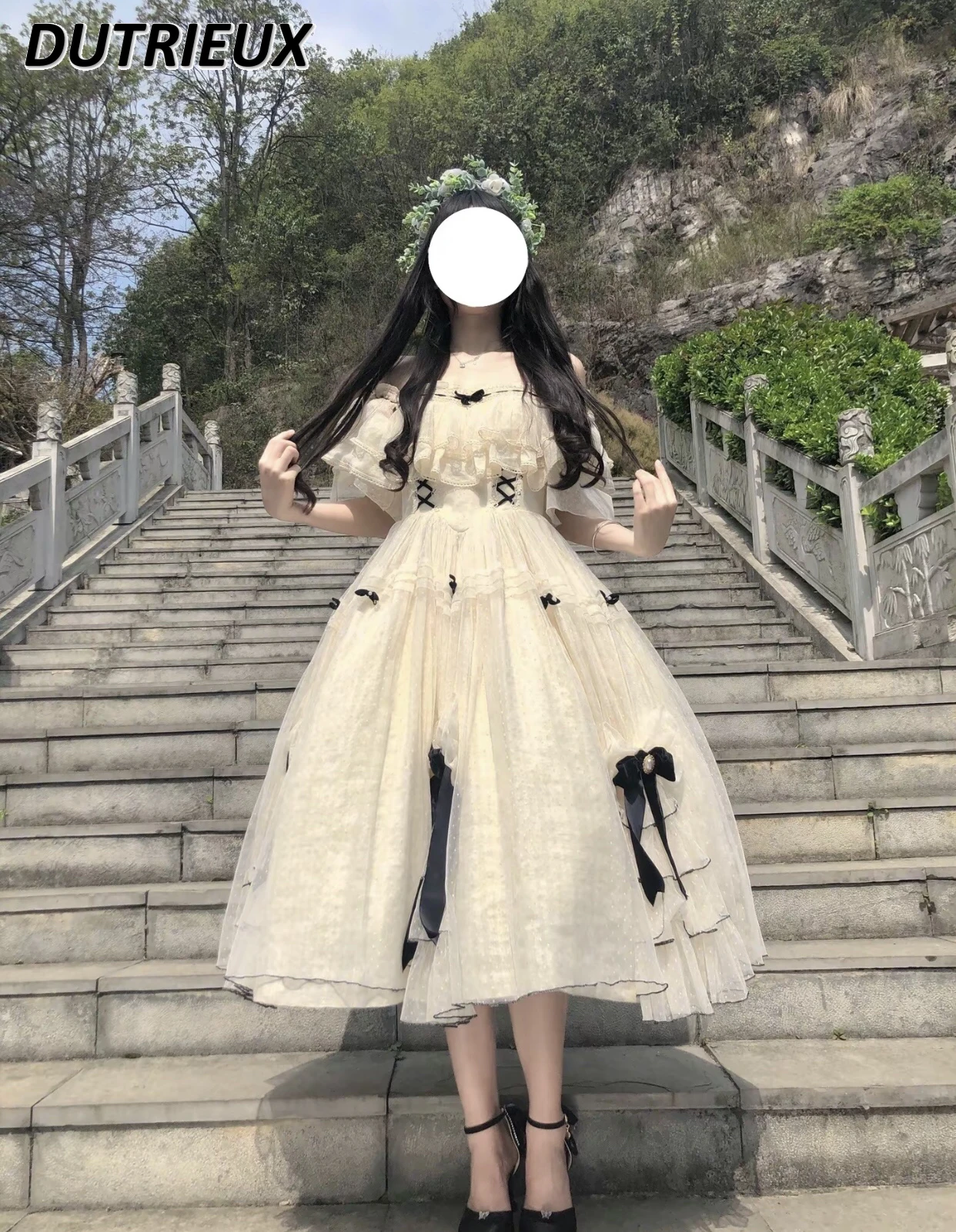 Милое элегантное великолепное платье универсального цвета с короткими рукавами