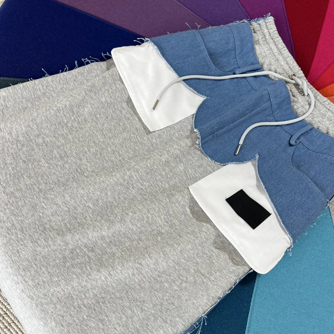 

2023 г., худи, ткань, сращенный подол, полуюбка