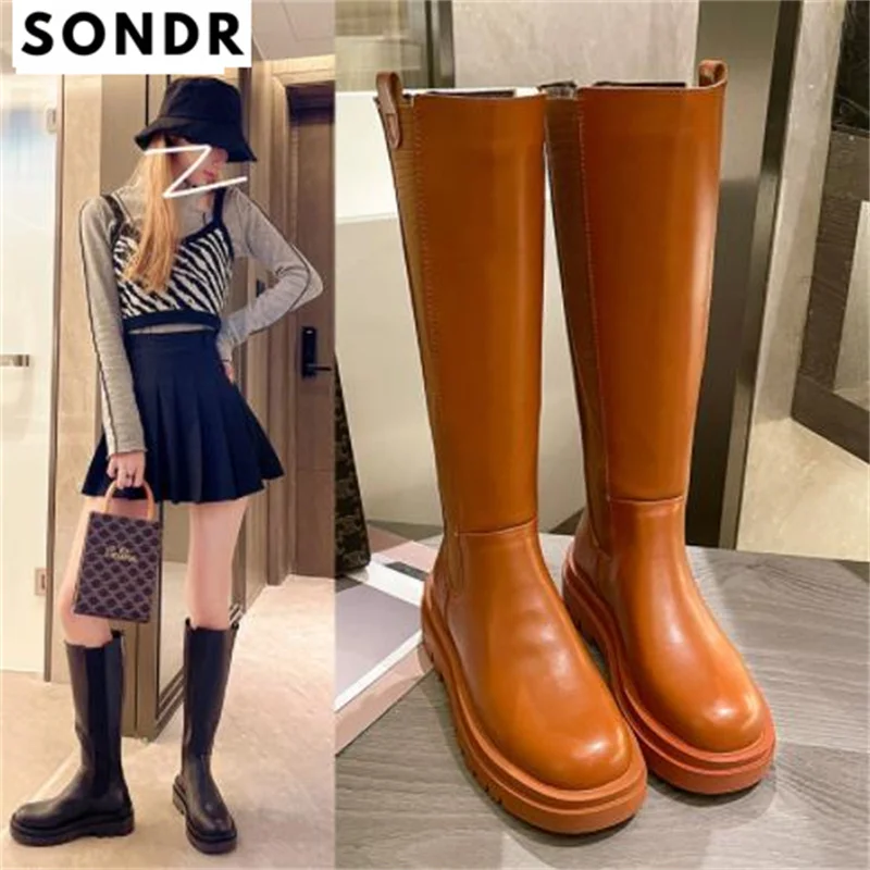 

2022 autumn winter new simple Korean version round head sponge cake bottom back zipper chimney boots splicing boots boots women