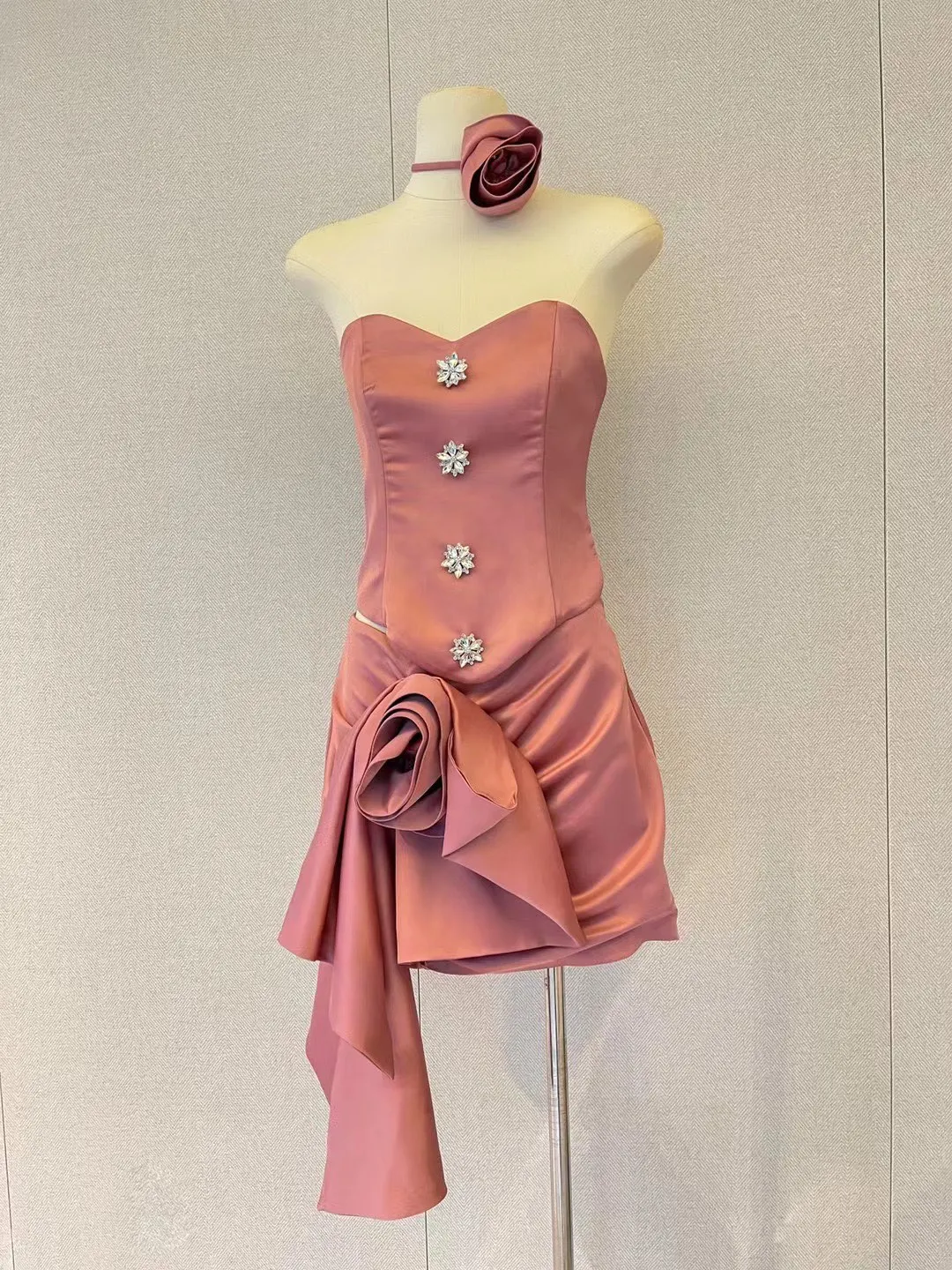 

Вьетнамская нишевая атласная розовая нагрудная юбка, костюм из трех предметов