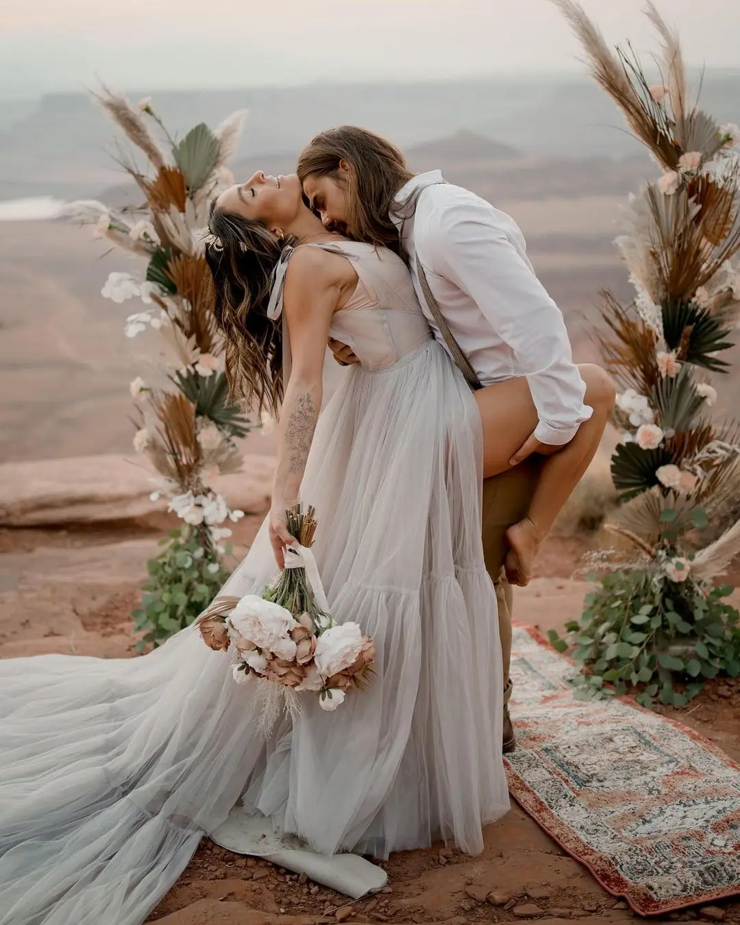 

FATAPAESE Boho светильник кое свадебное платье с v-образным вырезом, кружевное богемное свадебное платье с открытой спиной, фатиновая юбка с оборк...