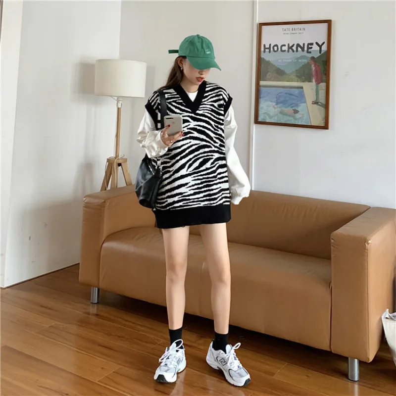 

New Spring Autumn Women Fashion V Neck Cotton Sweater Vest Female Loose Chic Poullovers Sleeveless 2021 Zebra Knitted Vest