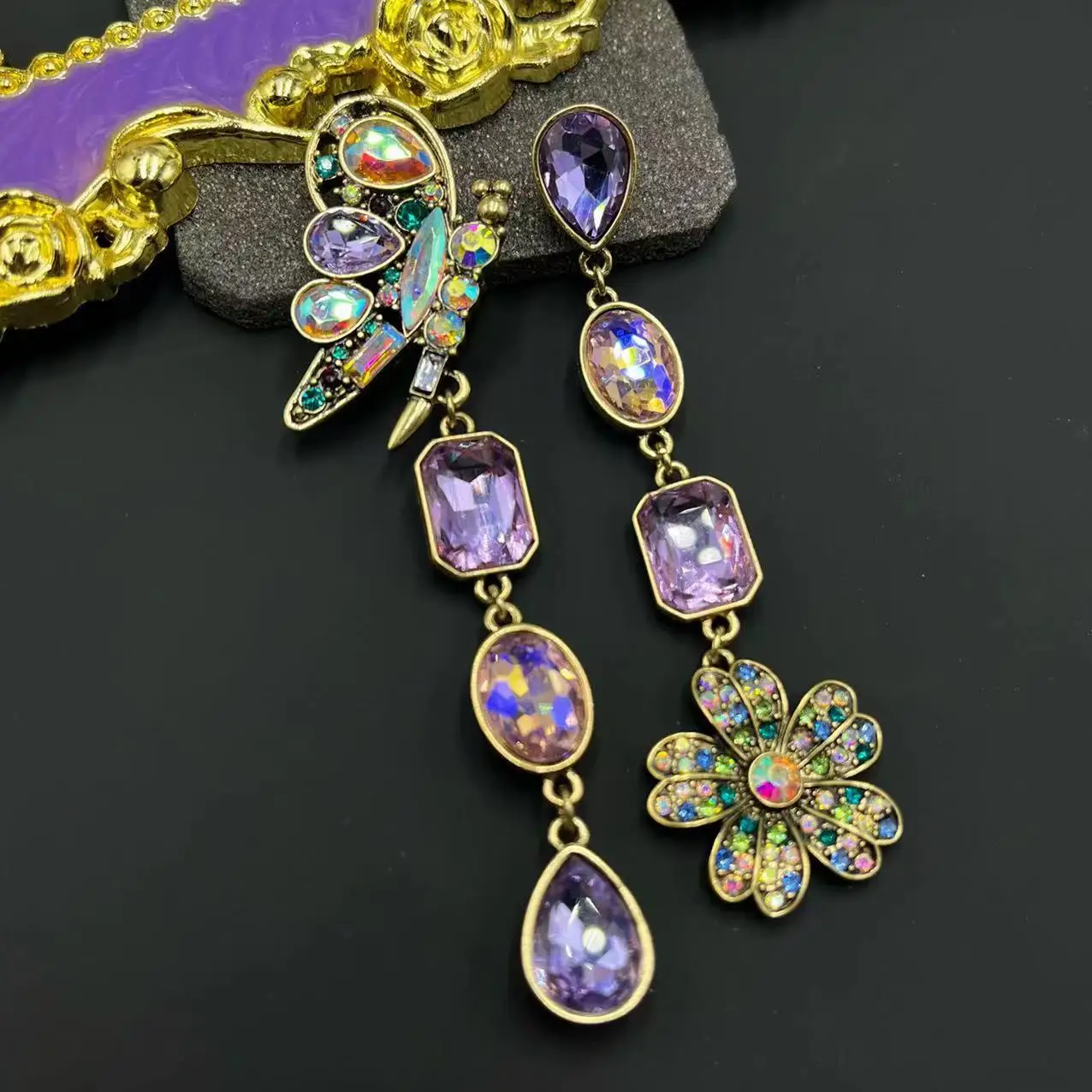 

Серьги-гвоздики в стиле ретро