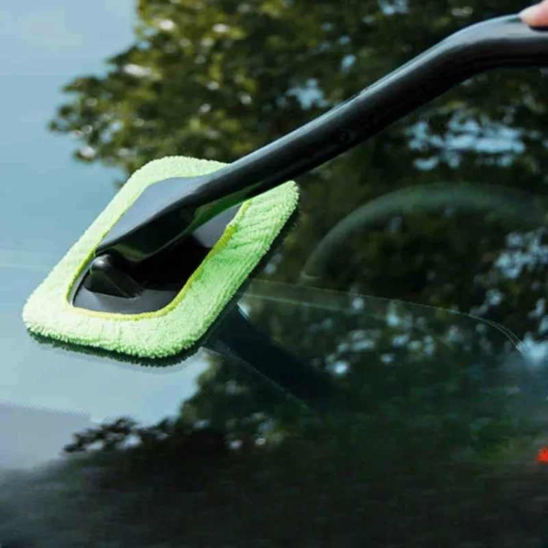 Щетка для лобового стекла автомобиля с длинной ручкой позволяет легко ...