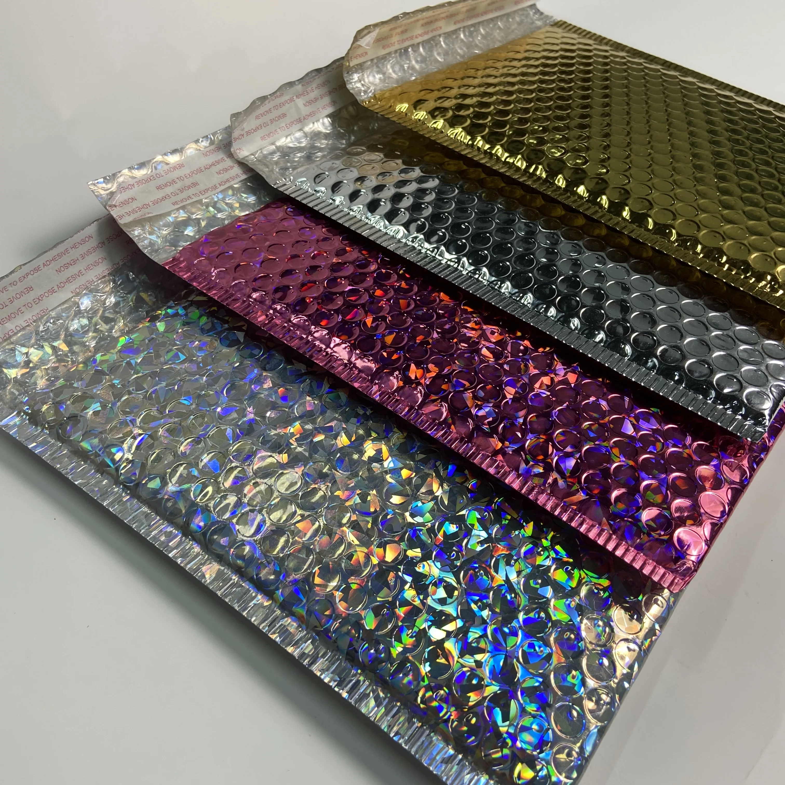 Tanie 30 Sztuk Holograficzny Metaliczny Bańka 4 Kolory Mailers Samoprzylepne Wyściełane Koperty Na Przesyłki Poduszki Koperty Cena 30 Sztuk Holograficzny Metaliczny Bańka 4 Kolory Mailers Samoprzylepne Wyściełane Koperty Na Przesyłki Poduszki Koperty