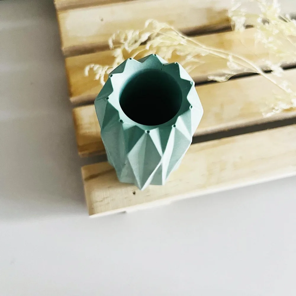 Искусственная силиконовая форма для самостоятельного изготовления бетонных