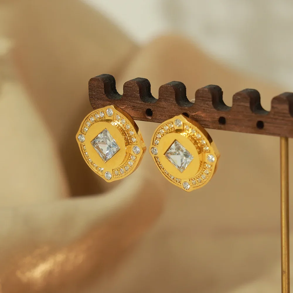 Уникальные нишевые геометрические ювелирные изделия со встроенными