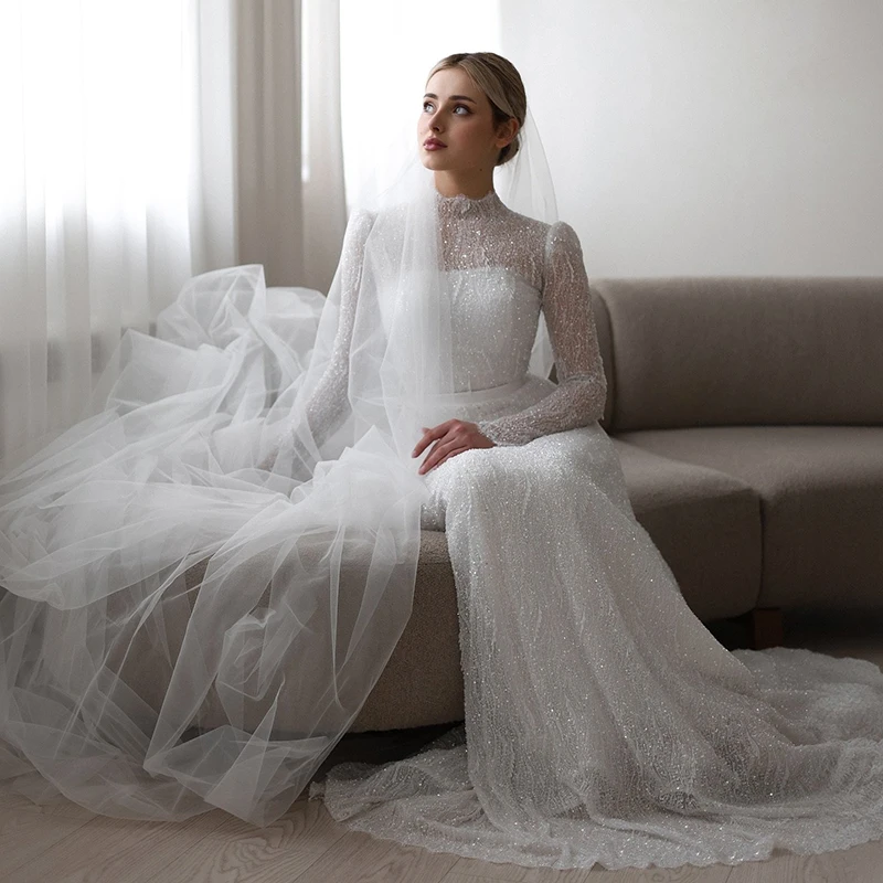 Белое свадебное платье А-силуэта с высоким воротом и длинным рукавом