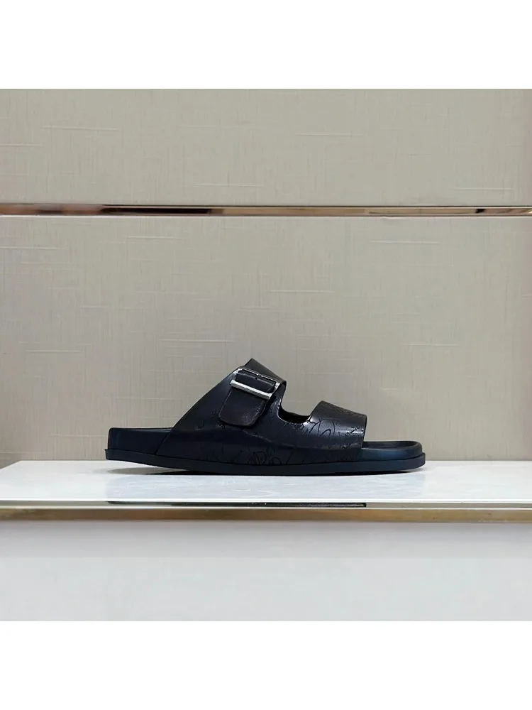 Мужские тапочки с узором и пряжкой из воловьей кожи ассиметричным рисунком