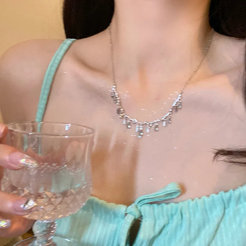 

Fashion Metal Irregular Waterdrop Shape Pendant Zircon Chokers Necklaces for Women Clavicle Trendy Goth Statement Jewelry