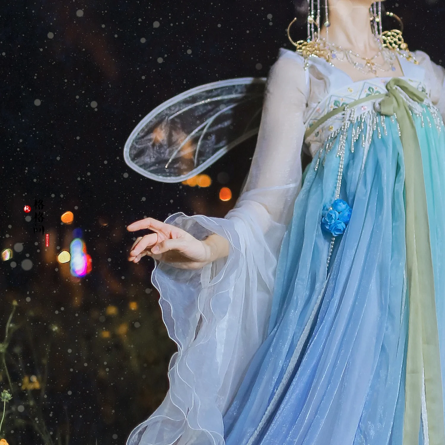 Женское платье с большими рукавами и рюшами голубое галстуком-бабочкой |