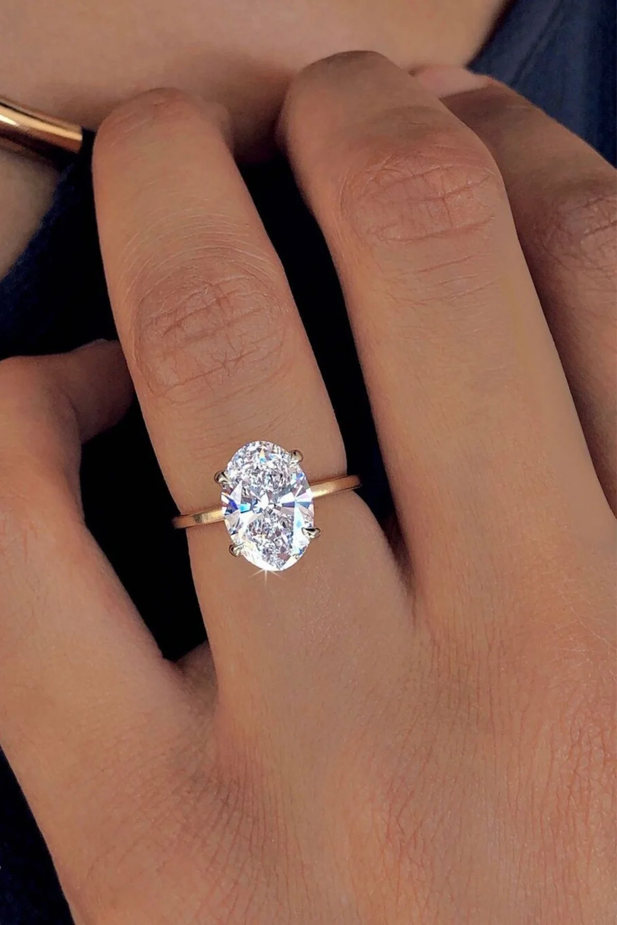 

Кольцо обручальное с кристаллами и бриллиантом 2,50 карат