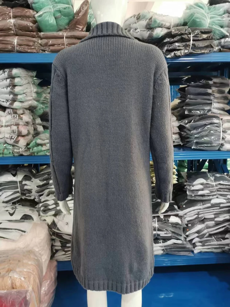 Женский трикотажный свитер оверсайз на пуговицах с длинным рукавом и карманами