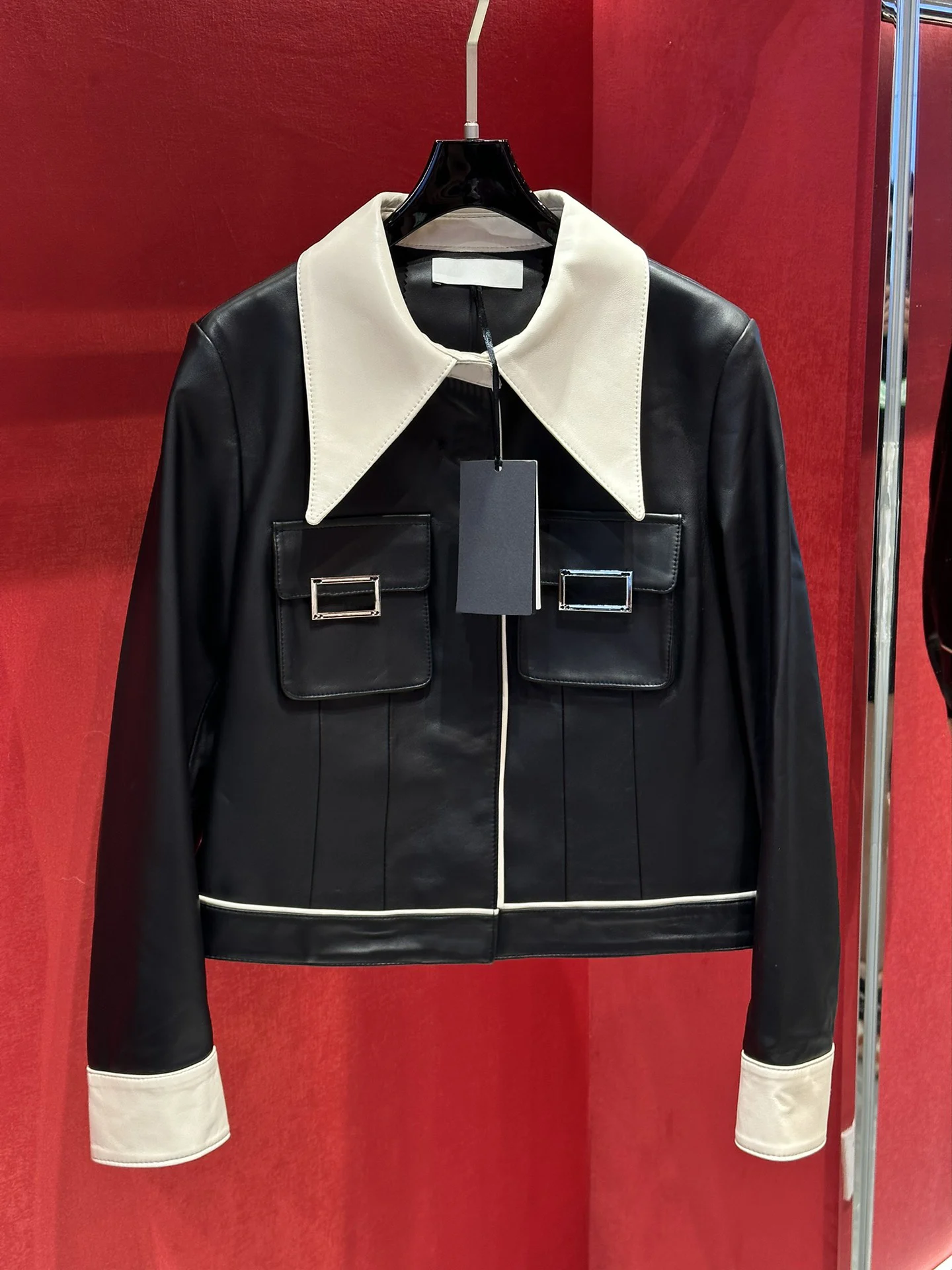 

Последняя новинка, маленькое кожаное пальто с квадратным воротником из импортной овечьей кожи, классическое черное, никогда не устаревшее, долговечное