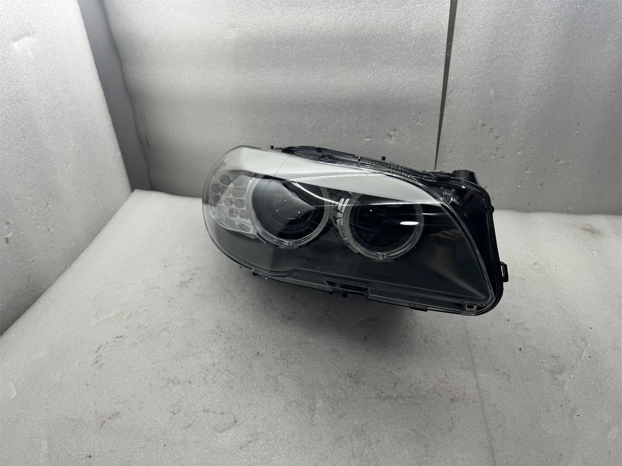 Фото Ксеноновая фара для BMW 5 серии F10 F11 550i 535i M5 2011-2013 гг., артикулы 63117271912, 63117271911 №2