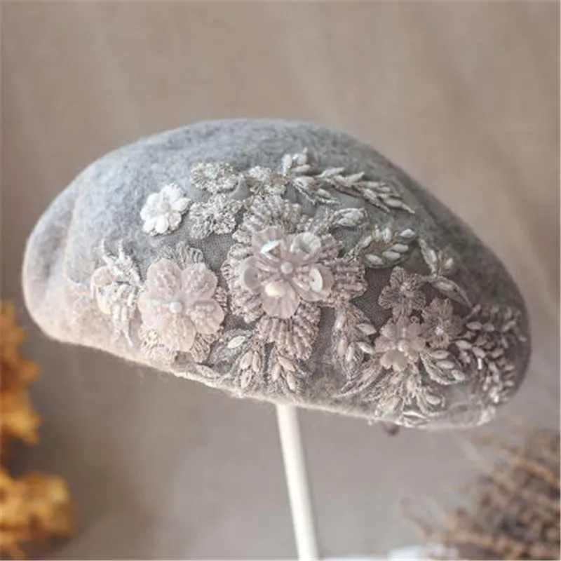 

202211-shi шикарная Прямая поставка Зимняя шерстяная фетровая ручная бусина с цветочным кружевом Дамский берет шапка женская художественная шапка художника