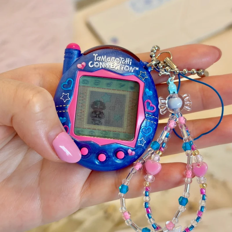 Фото Новый интерактивный электронный виртуальный питомец Bandai Tamagotchi V3: оригинальная игровая приставка-брелок, подарок для коллекционеров №4
