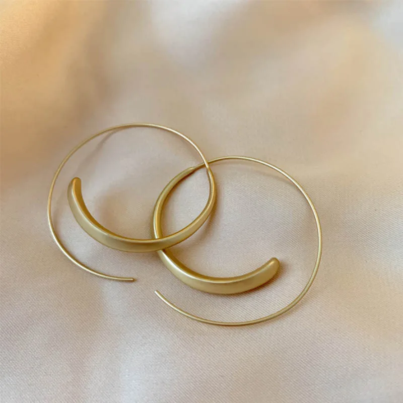 

2020 New Fashion Simple Ladies Golden Big Round Earrings Exquisite Luxury Ladies Wedding Party Stud Earrings Jewelry Gifts