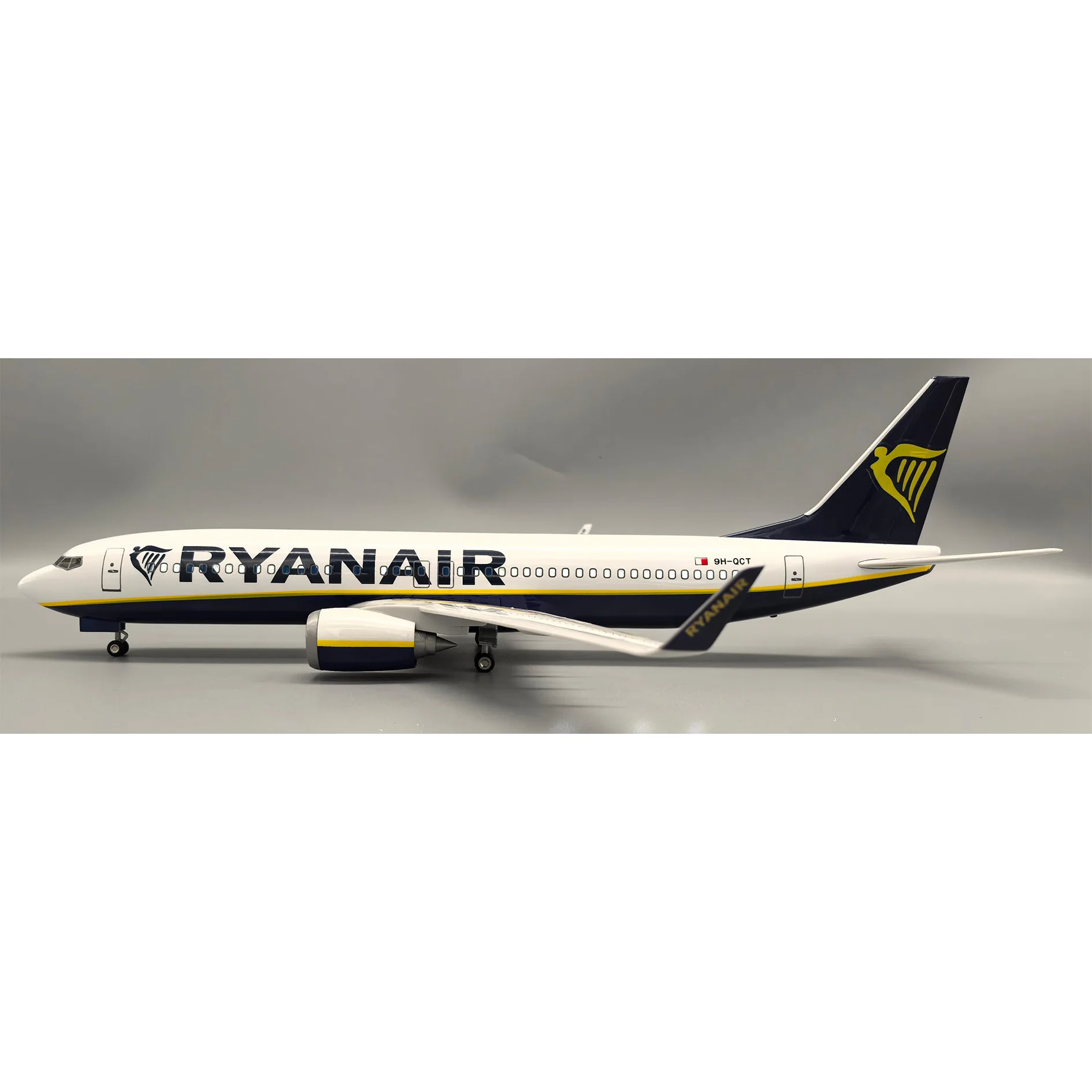 Фото Модель самолета Ryanair BY737 со светодиодной подсветкой и колесами, статическая имитация самолета, настольное украшение для авиационных коллекционеров №4