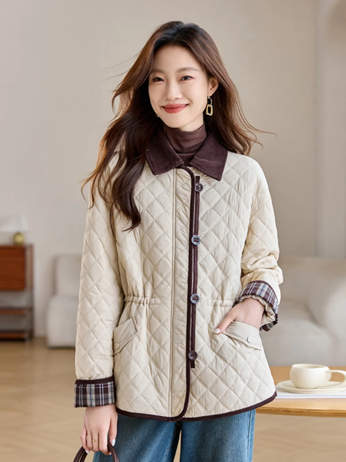 Изящное лоскутное клетчатое пальто с ромбовидным утеплителем для женщин 2024