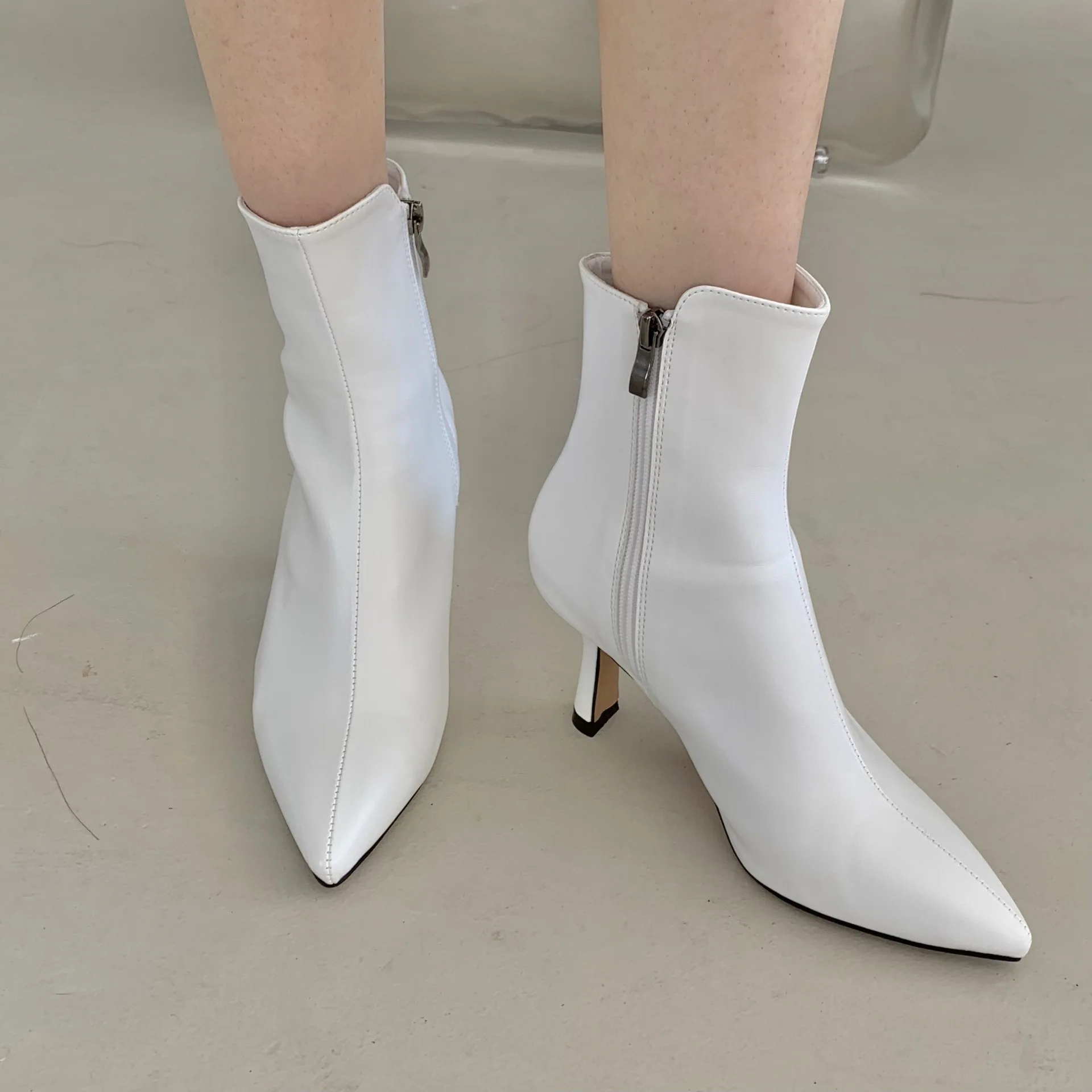 

Женские ботинки, новинка 2022, обувь на молнии, лето-осень, женские ботильоны с острым вышивкой и острым носком, однотонные базовые хлопковые ф...