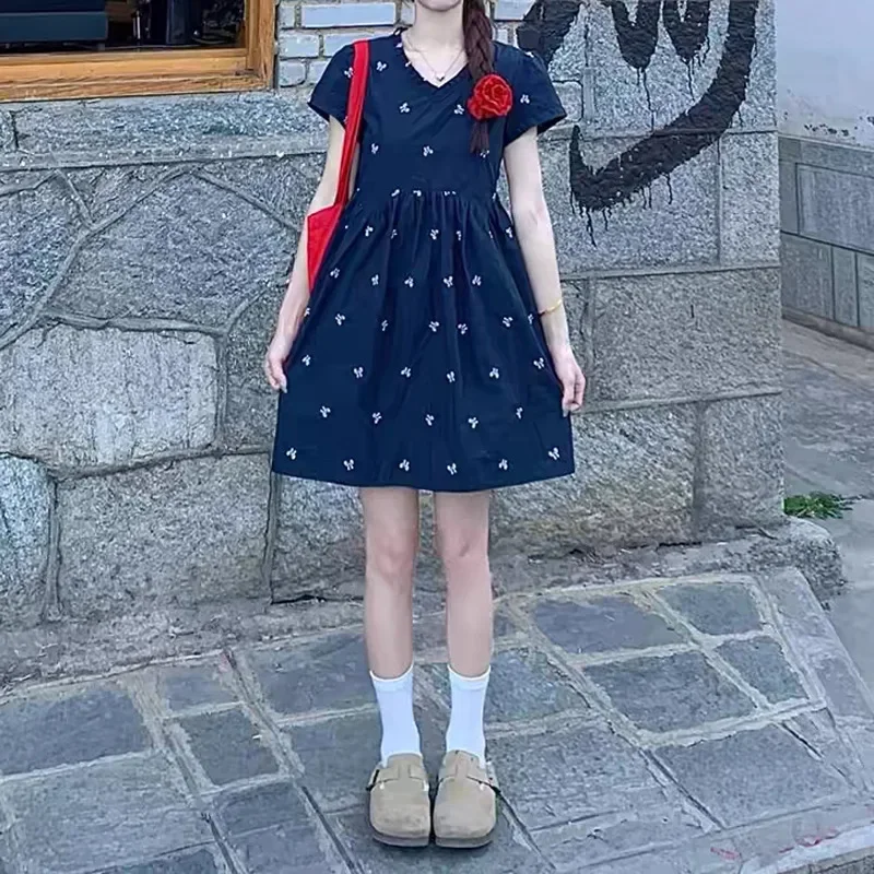 Целегантное синее утягивающее платье с v-образным вырезом и вышивкой лента