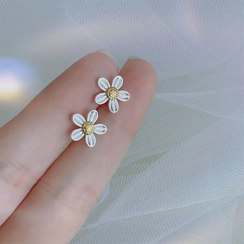 Серьги-гвоздики женские компактные из серебра 925 пробы с цветком вишни