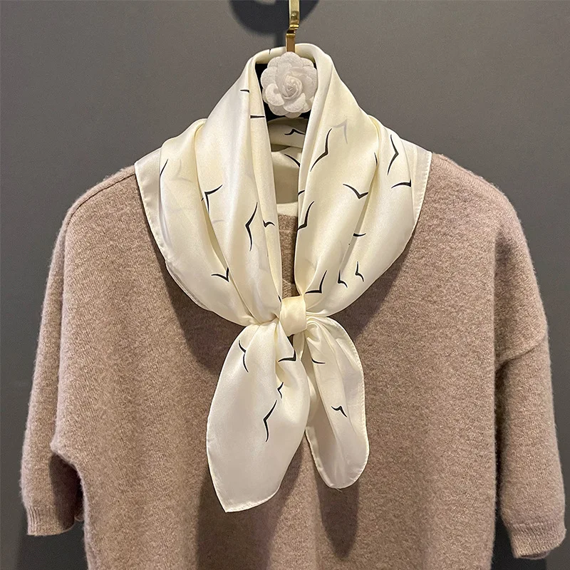 

2022 г., популярный женский платок с принтом, на четыре сезона, 70x70 см, Модный стильный Пляжный головной убор, Женский дорожный солнцезащитный Шелковый шарф