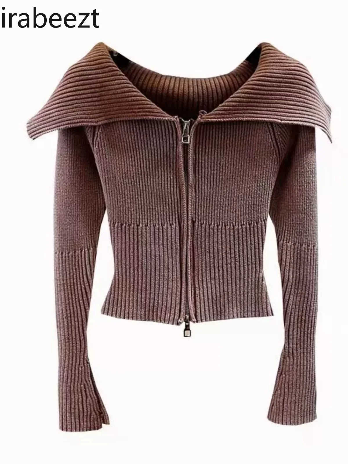 Короткий вязаный кардиган на одно плечо с темно-синим воротником и двойной