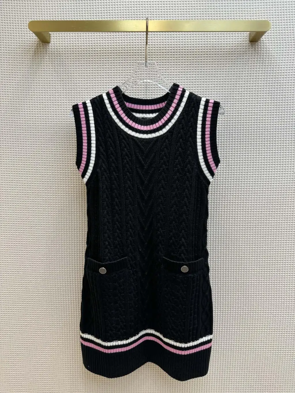 French knitted vest dress against color stripes upper body age reduction and slimming